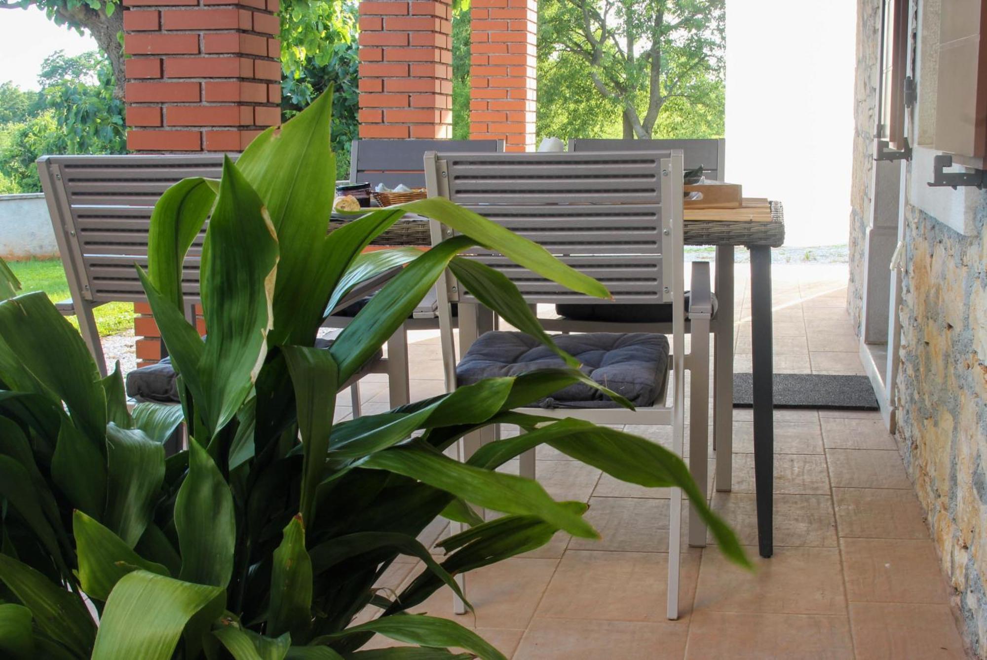 Holiday Home Zora Вишнян Екстер'єр фото